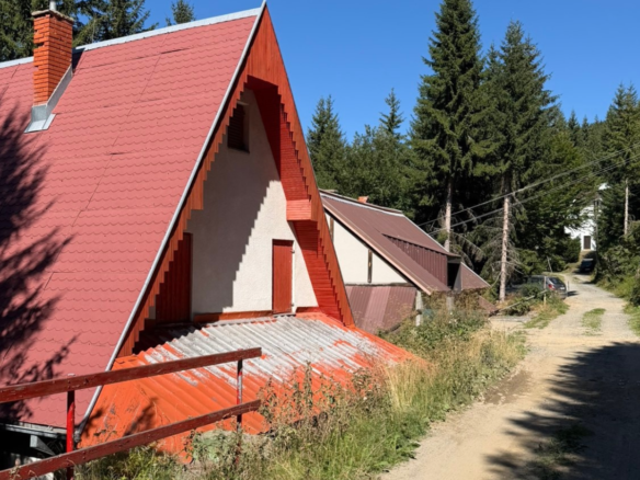 Na prodaju kompletno opremljena vikendica u naselju Treska + plac od 3 ara