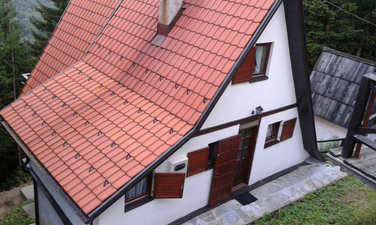viber_slika_2026-08-30_07-35-12-091 Na prodaju planinska kuća na Kopaoniku – Vikend naselje