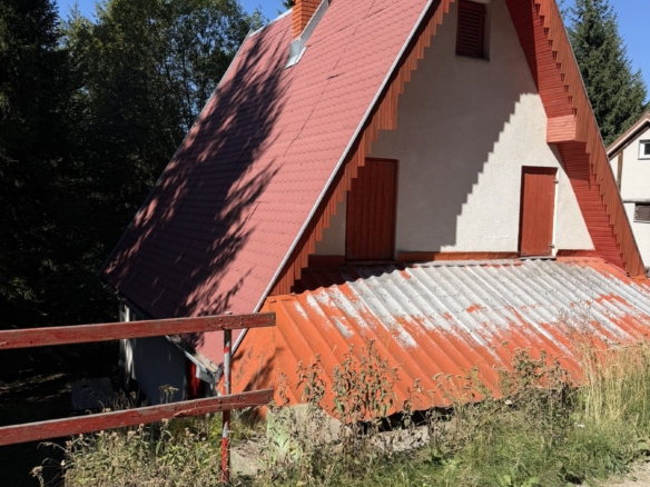 Na prodaju kompletno opremljena vikendica u naselju Treska + plac od 3 ara